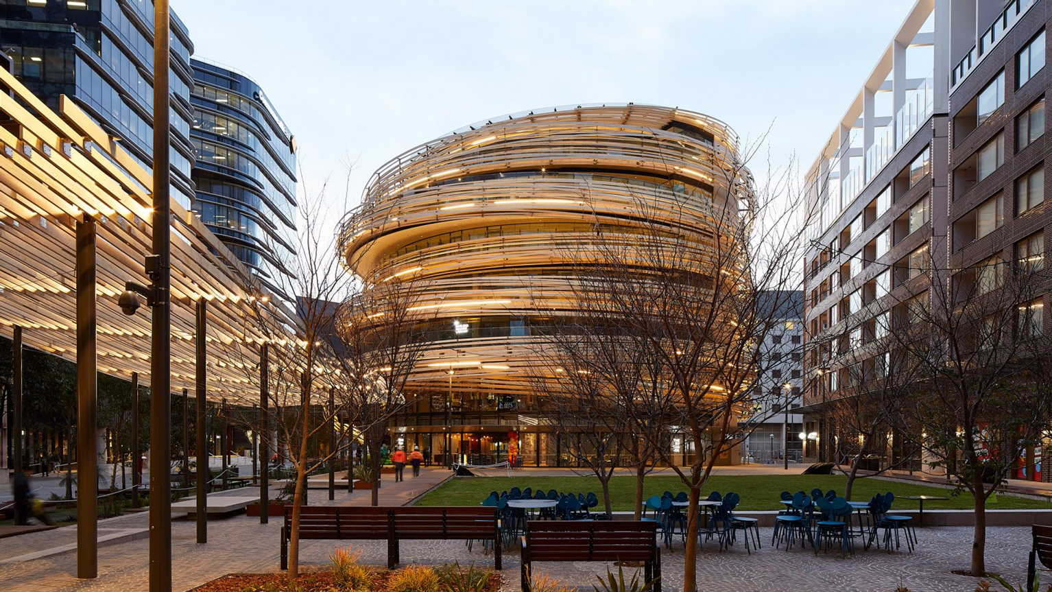 ESPIRAL EM MADEIRA É DESTAQUE NO PRIMEIRO EDIFÍCIO DE KENGO KUMA NA AUSTRÁLIA